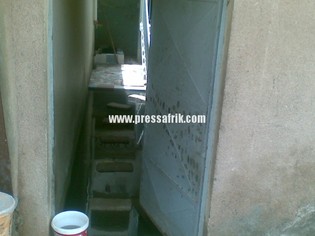 Tous les moyens sont bons pour déverser les eaux hors des maisons et des chambres