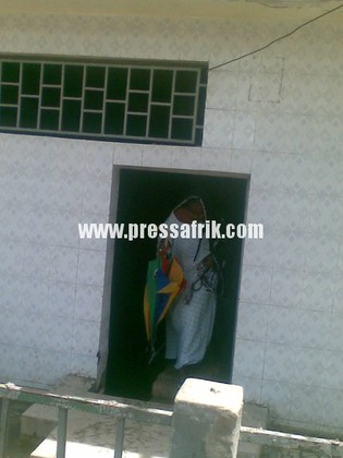 Les grandes dames obligées de faire beaucoup attention pour vaquer à leurs occupations