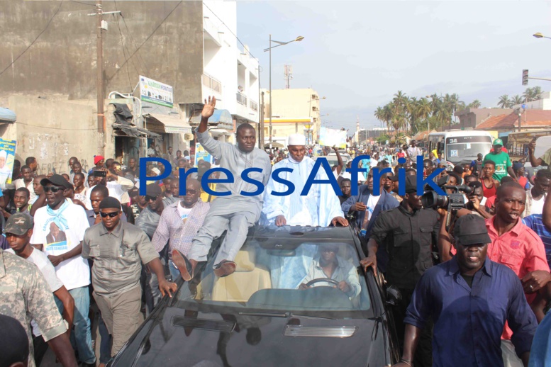 Les premières images de la marche bleue de Wattu Senegaal : Tous les Dakarois dehors pour "célébrer" Wade Les premières images de la marche bleue de Wattu Senegaal : Tous les Dakarois dehors pour "célébrer" Wade