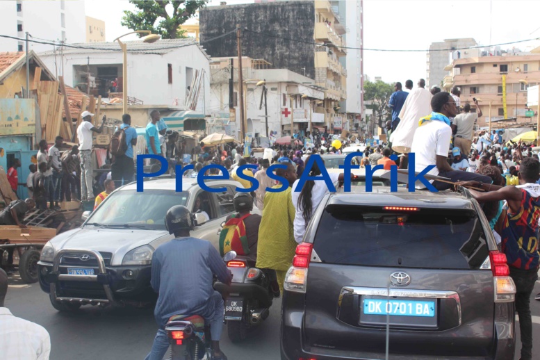 Les premières images de la marche bleue de Wattu Senegaal : Tous les Dakarois dehors pour "célébrer" Wade Les premières images de la marche bleue de Wattu Senegaal : Tous les Dakarois dehors pour "célébrer" Wade