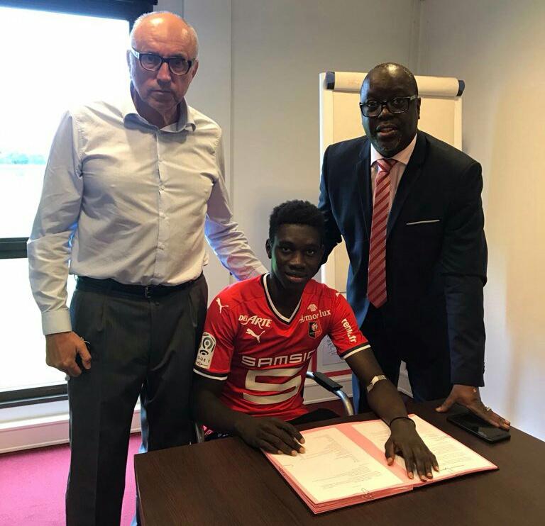 Ismaila Sarr s'engage avec le Stade Rennais (officiel)