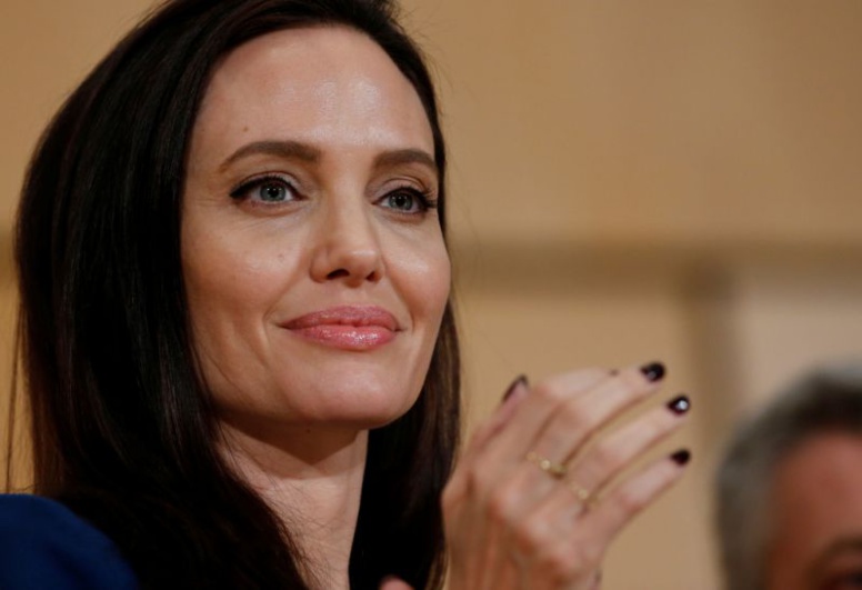 Angelina Jolie révèle être atteinte d'une paralysie de Bell Angelina Jolie révèle être atteinte d'une paralysie de Bell