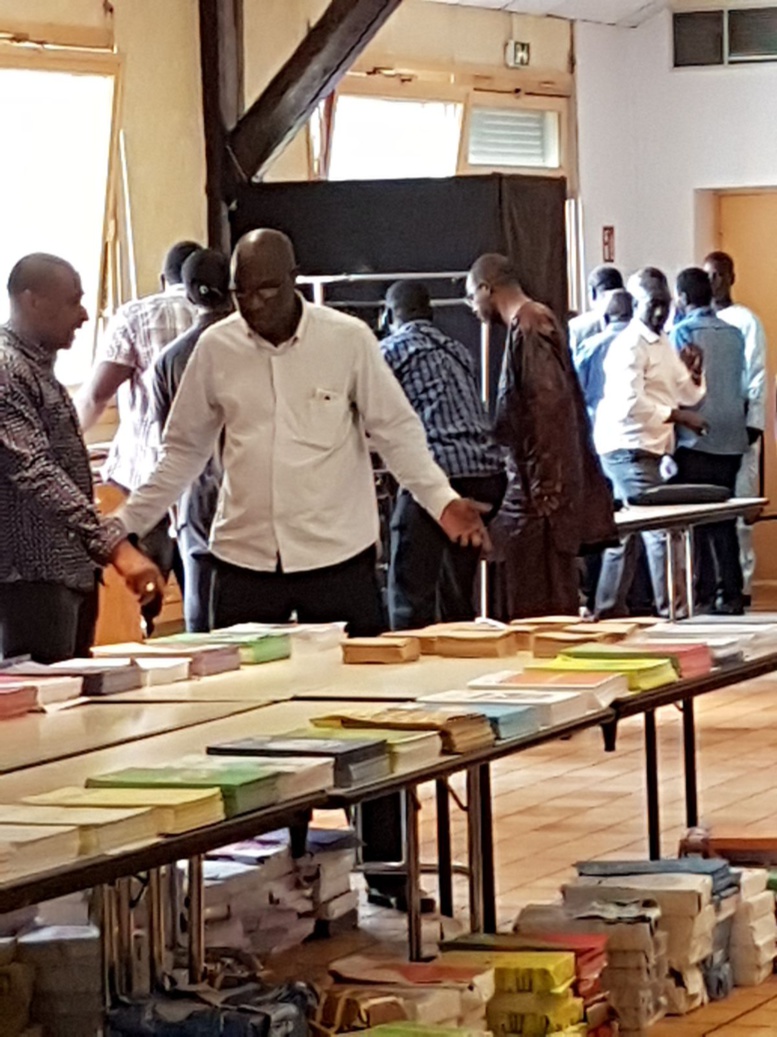 Premier Couac à Lyon : Un isoloir pour 6 bureaux de vote Premier Couac à Lyon : Un isoloir pour 6 bureaux de vote