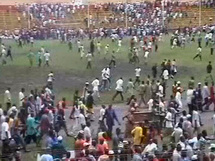La foule s'échappe du stade à Conakry, le 28 septembre 2009. (Reuters)