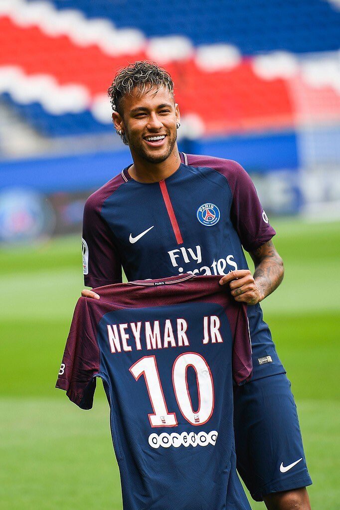 Les premiers jongles de Neymar sur la pelouse du Parc des Princes... Regardez !!!