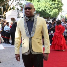 Afrique du Sud: un ministre frappe une femme et s'excuse Afrique du Sud: un ministre frappe une femme et s'excuse