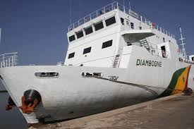 Au quai,« Diambogne » heurté et endommagé