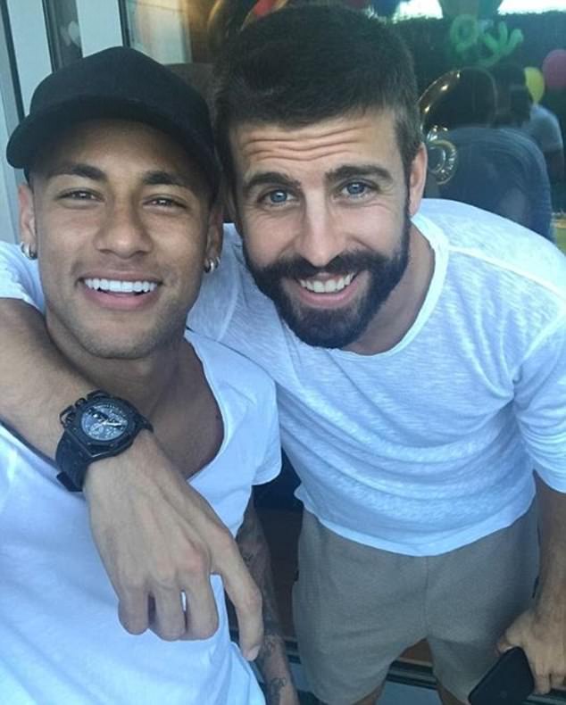 Neymar a également produit une légende à la joue pour la photo de lui et Gerard Pique, en écrivant «il reste» avec un émolument de rire, fait en référence au célèbre tweet «il reste» de Pique Neymar a également produit une légende à la joue pour la photo de lui et Gerard Pique, en écrivant «il reste» avec un émolument de rire, fait en référence au célèbre tweet «il reste» de Pique