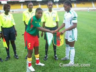 Fadouma Dia arbitre centrale entourée des arbitres de touche lors de l'échange de fanion