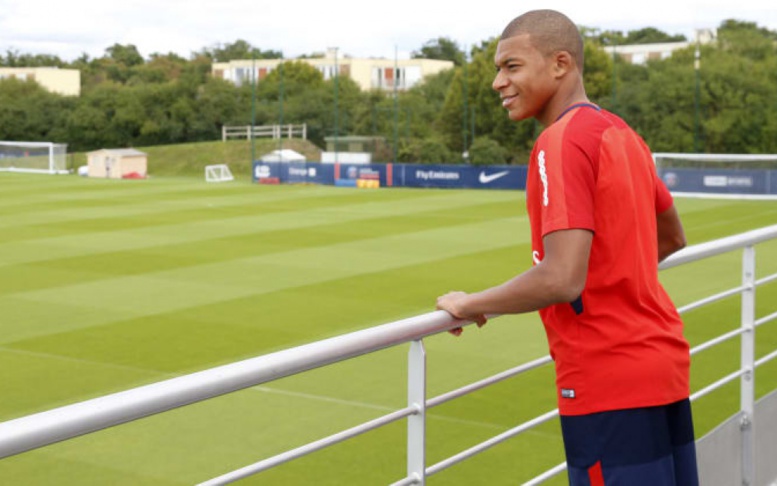 PSG : les premiers pas de Mbappé à l'entraînement PSG : les premiers pas de Mbappé à l'entraînement