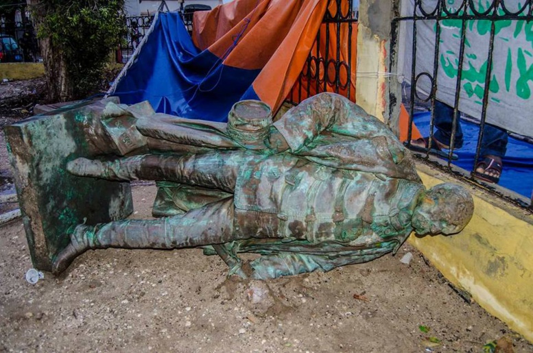 PHOTOS - La statue Faidherbe s'affaisse: Un symbole colonial à terre PHOTOS - La statue Faidherbe s'affaisse: Un symbole colonial à terre