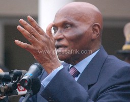 L'opposition marche dénigre et demande son départ, Wade la raille et prépare la présidentielle