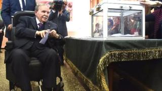 Des universitaires appellent à la destitution de Bouteflika
