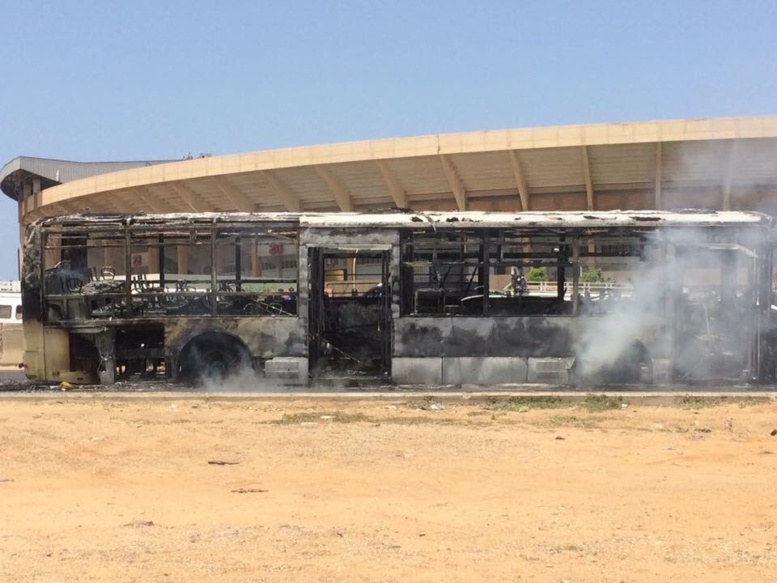Un bus Dakar Dem Dikk complètement calciné devant le stade Léopold Sédar Senghor Un bus Dakar Dem Dikk complètement calciné devant le stade Léopold Sédar Senghor