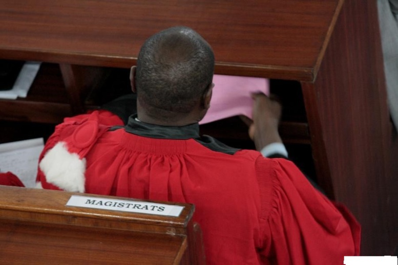 Un juge menace de quitter la Magistrature : Il accuse Me Sidiki Kaba de... Un juge menace de quitter la Magistrature : Il accuse Me Sidiki Kaba de...