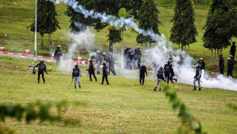 Côte d'Ivoire: nouveaux heurts entre policiers et étudiants à Abidjan Côte d'Ivoire: nouveaux heurts entre policiers et étudiants à Abidjan