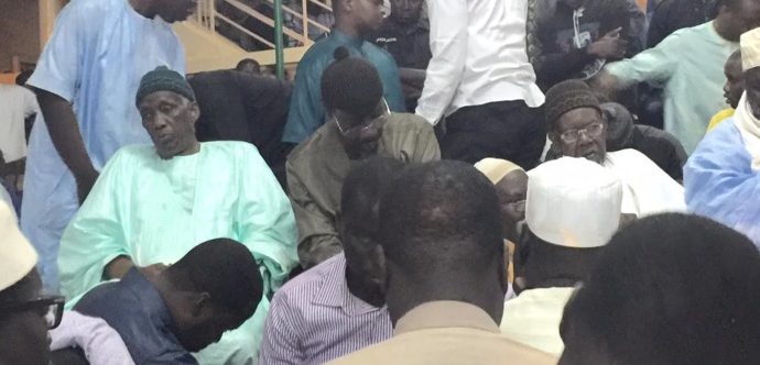 Enterrement de Al Amine : la barrière installée autour du lieu culte dégagée par la foule, les forces de l'ordre...