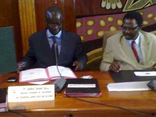à gauche, Abdou Salam SALL signant le protocole  d'accord