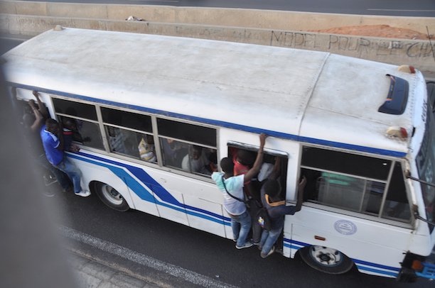 Ridicule ! Le patron des mini-bus Tata demande aux usagers de refuser la surcharge
