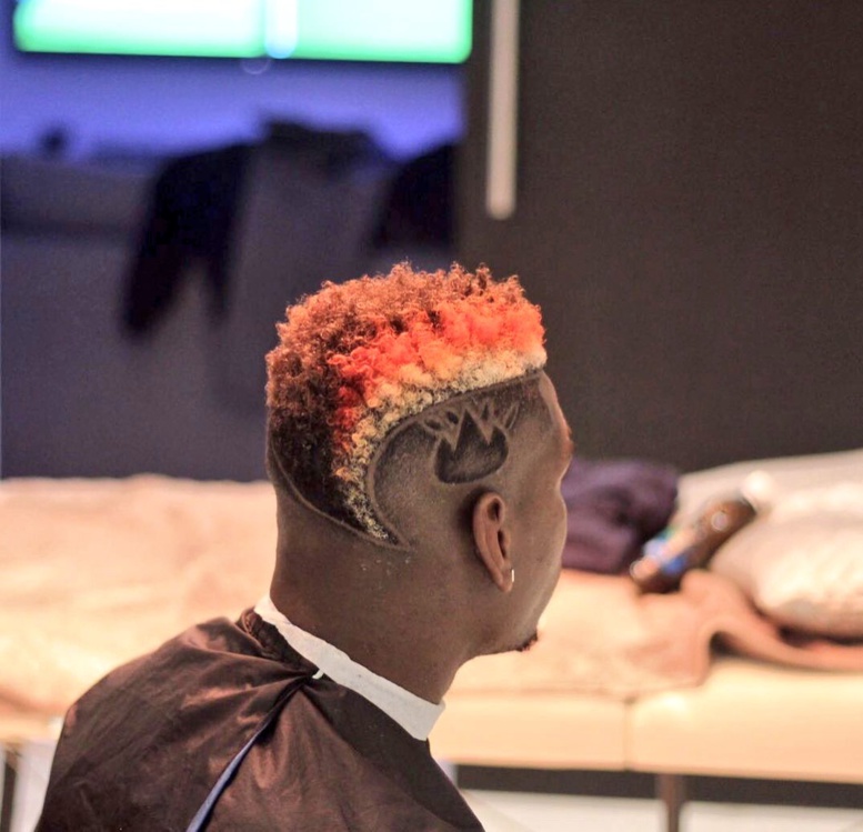 Pendant ce temps... Pogba a une nouvelle coupe de cheveux Pendant ce temps... Pogba a une nouvelle coupe de cheveux