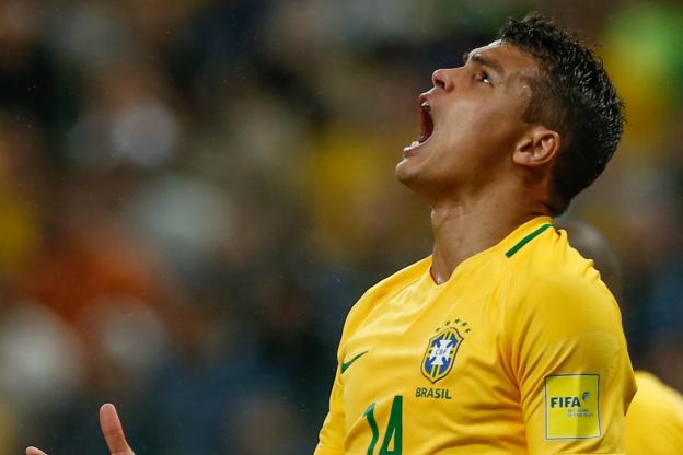 Brésil-Bolivie : Thiago Silva s'effondre sur la pelouse et sort sur civière
