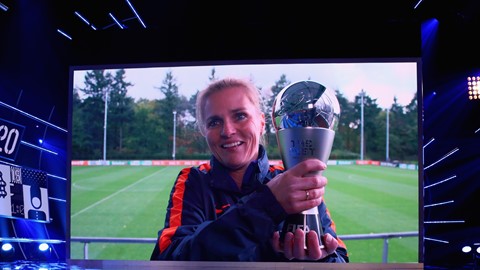 Sarina Wiegman a remporté le prix du meilleur entraîneur des femmes de la FIFA