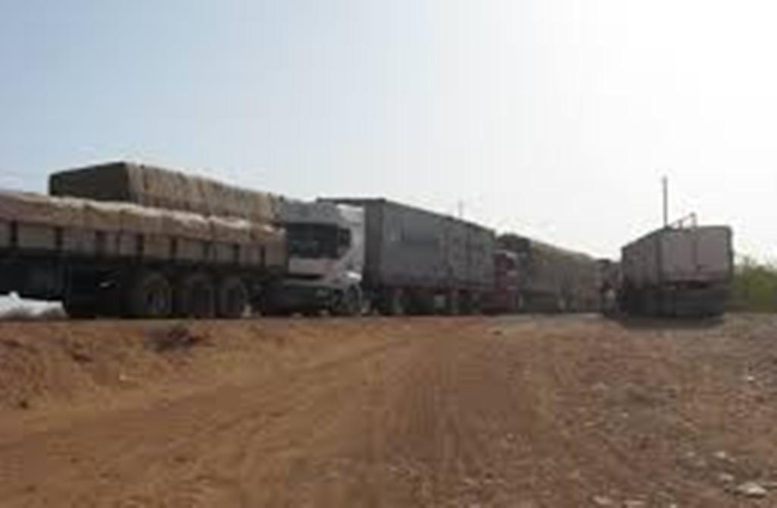 Thiès : Les chauffeurs de poids lourd bandent les muscles contre le gouvernement Thiès : Les chauffeurs de poids lourd bandent les muscles contre le gouvernement