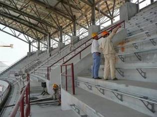 Préparatifs dans les gradins du stade de Benguela avant la CAN 2010. AFP/Louise Redvers