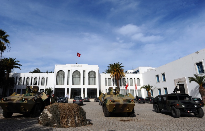 Tunisie: 2 policiers poignardés devant le Parlement Tunisie: 2 policiers poignardés devant le Parlement