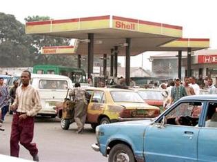 Kinshasa (RD Congo). Shell va se désengager en partie du continent africain en cédant ses activités en aval, dont le raffinage, le stockage et la vente de divers produits. (AFP / Issouf Sanogo)