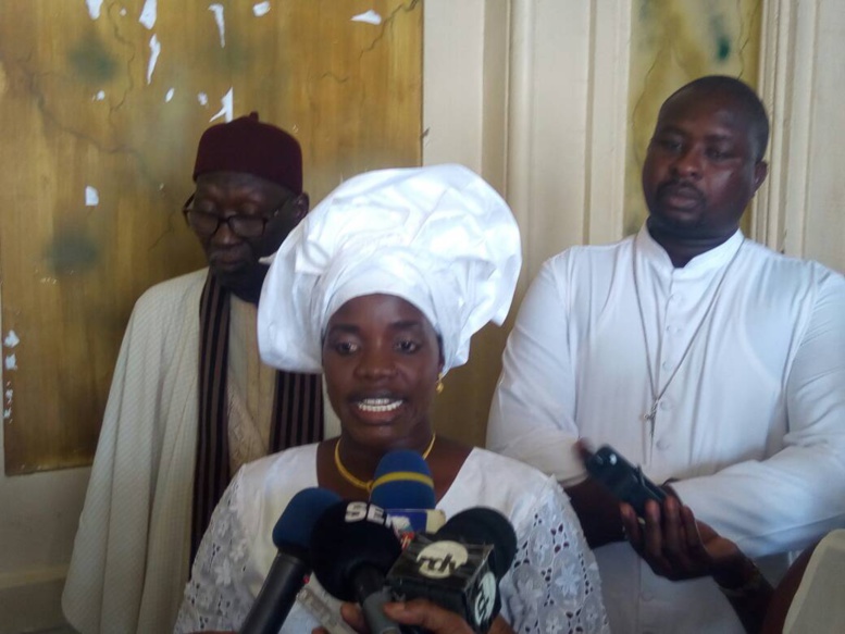 Rokhaya Mbaye cheffe régionale Cmu Dakar en compagnie de l'imam Pouye et de l'abbé Alphonse Ndour
