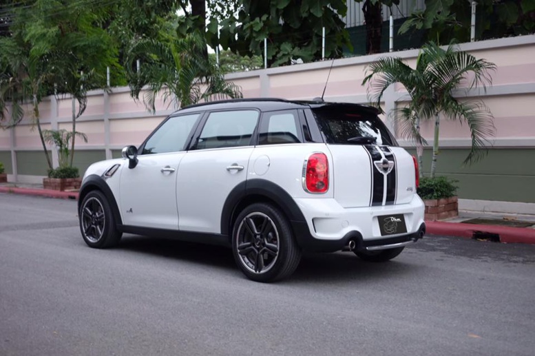 Cadeau de mariage : Youssou Ndour offre une voiture dernier cri à sa fille Cadeau de mariage : Youssou Ndour offre une voiture dernier cri à sa fille