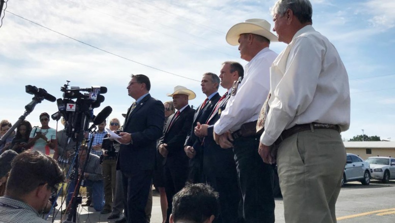 Fusillade au Texas: le tueur aurait agi en raison d'un «différend familial» Fusillade au Texas: le tueur aurait agi en raison d'un «différend familial»