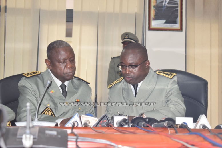 Douanes: Oumar Diallo prend le témoin des mains de Pape Ousmane Gueye et décline sa feuille de route Douanes: Oumar Diallo prend le témoin des mains de Pape Ousmane Gueye et décline sa feuille de route