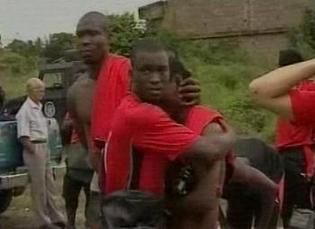 Terrorisés, en pleurs, les joueurs togolais ne veulent plus rien de la CAN après l'attentat dont a été victime leur bus. Une fusillade qui a coûté la vie à deux membres de la délégation (Photo: Reuters)