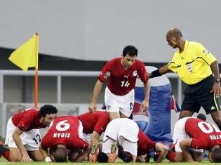 Les Egyptiens célèbrent le but d'Ahmed Hassan, lors de leur victoire (3-1) face au Nigeria. Reuters