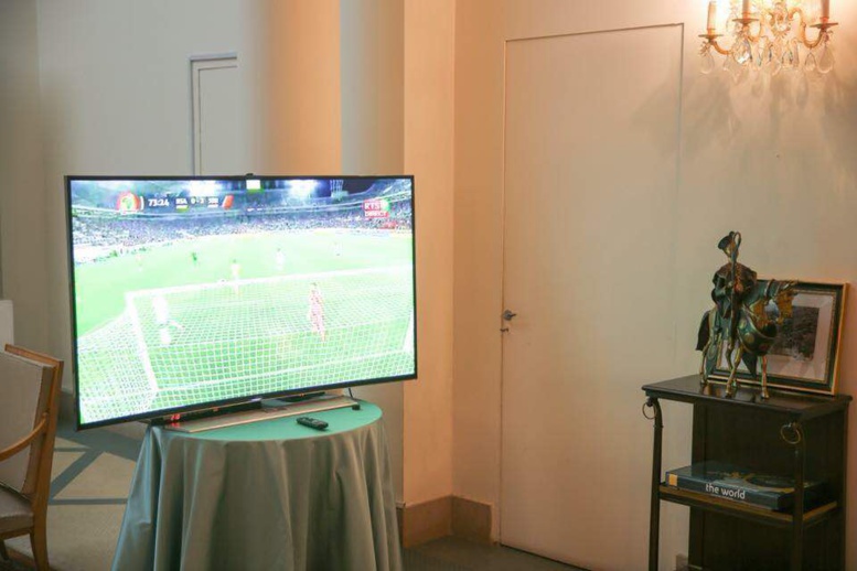 Images: Macky en train de suivre le match 