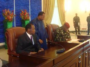 Compromis en Guinée: Dadis reste à Ouagadougou, Konaré gère la transition