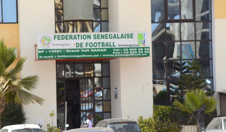 Sénégal-Afrique du Sud: pénurie de billets au siège de la fédération football Sénégalaise (Images) Sénégal-Afrique du Sud: pénurie de billets au siège de la fédération football Sénégalaise (Images)