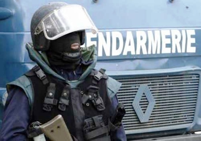 Devant les locaux de D-Media, les gendarmes veulent interrompre le signal de Zik fm
