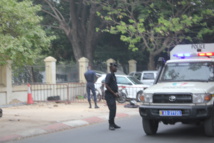 Assemblée nationale : 3 pick up de la police veillent déjà au grain Assemblée nationale : 3 pick up de la police veillent déjà au grain