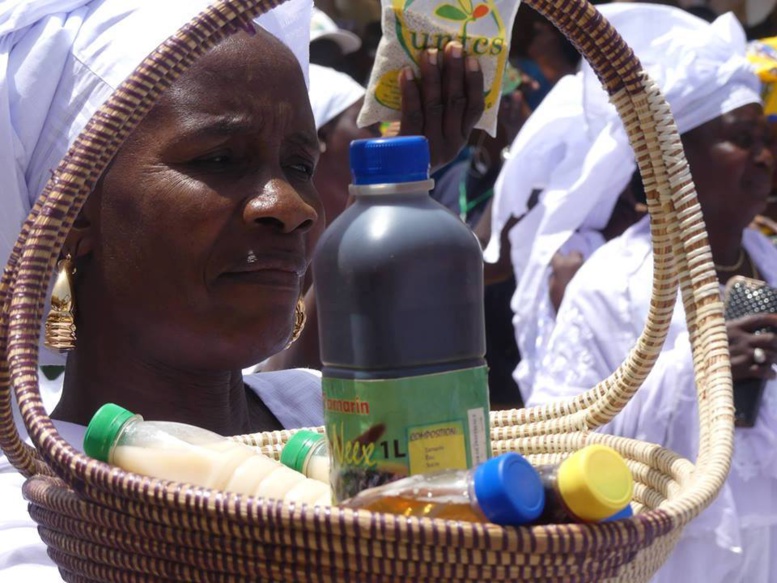 Les femmes de l'unité de transformation de Darou Khoudoss présentant quelques-uns de leurs produits lors du défilé de la fête de l'Indépendance à Mboro