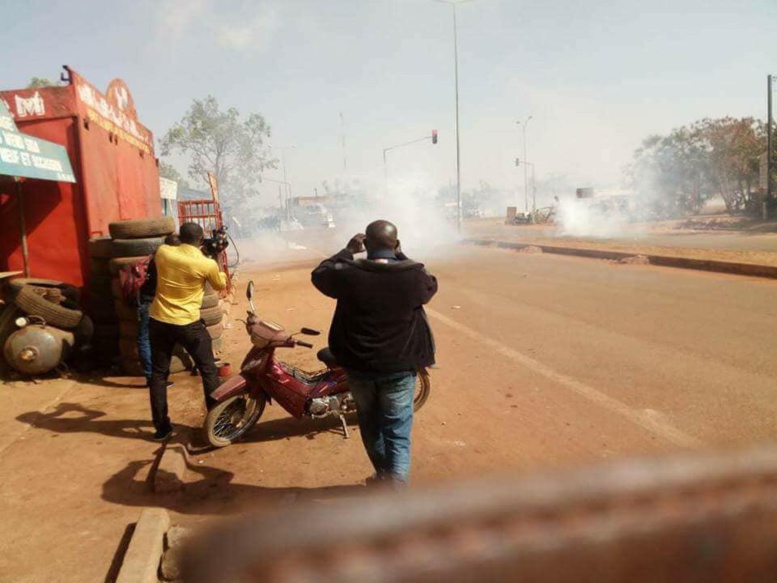 Burkina : Le convoi de la délégation française attaqué sur la route de l'hôtel où Macron doit... Burkina : Le convoi de la délégation française attaqué sur la route de l'hôtel où Macron doit...
