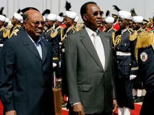 Le président tchadien Idriss Déby (à droite) a entamé lundi 8 février sa première visite au Soudan depuis six ans, accueilli à l'aéroport par son homologue soudanais Omar el-Béchir.