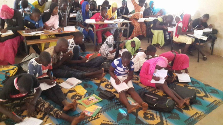 Au pays de l'émergence, les élèves du lycée de Kelle s'assoient par terre pour étudier