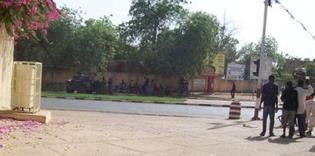 Mamadou Tandja a dissous le Parlement et fait adopter en août 2009 une réforme constitutionnelle lui permettant de se maintenir au pouvoir au-delà de deux mandats.