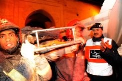 Les pompiers évacuent des victimes après l'effondrement du minaret d'une mosquée historique de Meknès le 20 février 2010