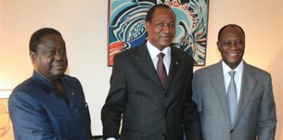 Le médiateur burkinabé Blaise Compaoré (C), encadré des leaders de l'opposition ivoirienne Henri Konan Bédié (G) et Alassane Ouatarra (D). AFP/ Issouf Sanogo Par RFI  La visite du médiateur Blaise Compaoré aura permis aux différents acteurs de la