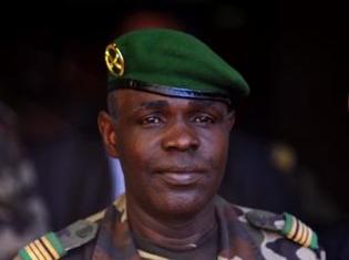 Le chef d'escadron Salou Djibo, dans un camp militaire près de Niamey, le 21 février 2010.