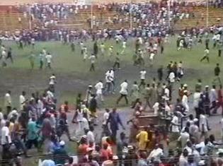 La foule s'échappe du stade à Conakry, le 28 septembre 2009.